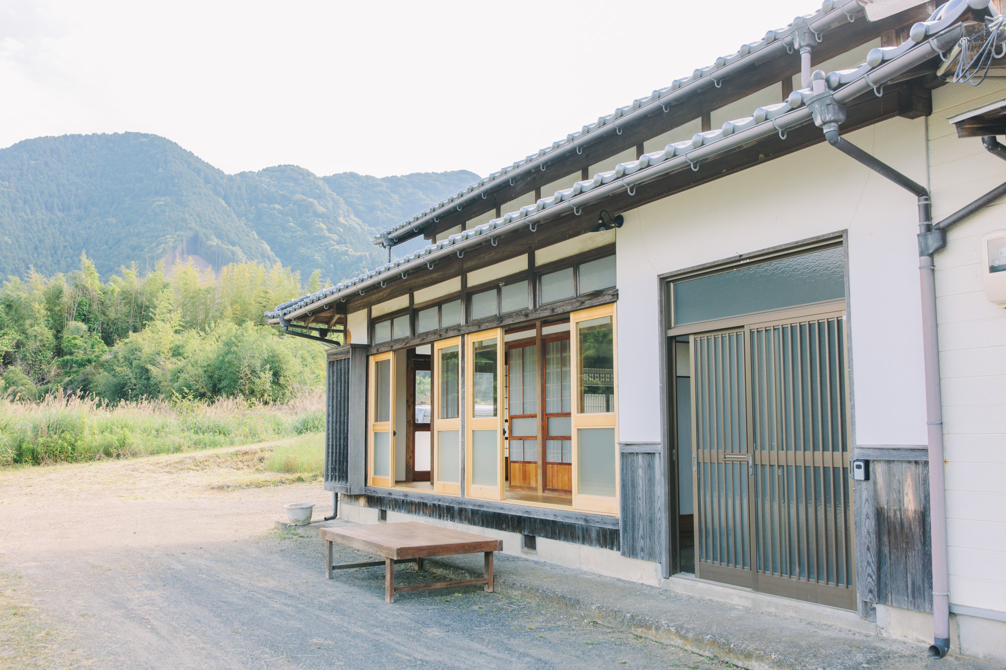 縁側のときの外観と里山の風景